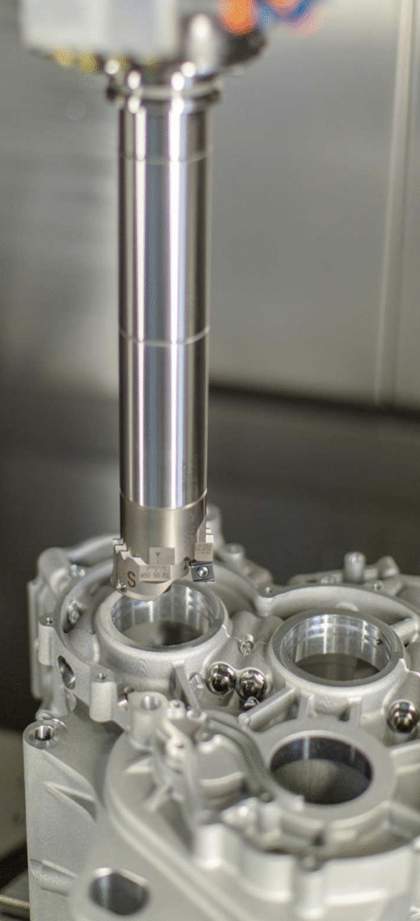 The KAISER SW twin cutters are specifically crafted for heavy-duty rough boring and semi-finishing tasks. A positive, friction-locked connection between the tool body and insert holders helps ensure maximum rigidity and optimal cutting performance. Reverse the insert holders to alternate between balanced and stepped cutting. This innovative design enables various roughing techniques without requiring component changes.